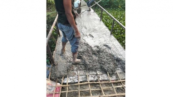 আগৈলঝাড়ায় আয়রন ব্রিজ ঢালাইয়ে রডের বদলে বাঁশ ব্যবহারের অভিযোগ