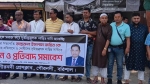 গৌরনদীতে প্রেসক্লাব সভাপতিকে হত্যার হুমকির প্রতিবাদে মানববন্ধন