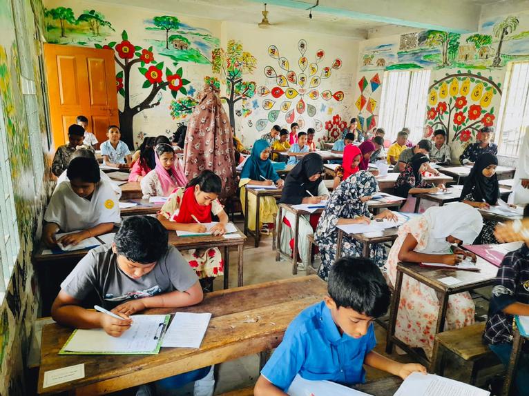 মেহেন্দিগঞ্জে ষষ্ঠ শ্রেণির শিক্ষার্থীদের পঞ্চম শ্রেণির বৃত্তি পরীক্ষা, অভিভাবকদের ক্ষোভ