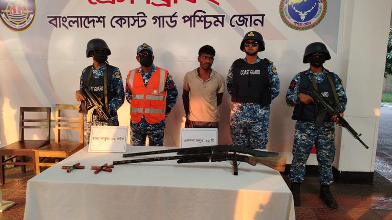 সুন্দরবনে অপহৃত দুই জেলে উদ্ধার, অস্ত্র-গোলাবারুদসহ বনদস্যু আটক