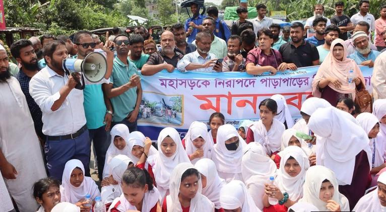 গৌরনদীতে নিরাপদ সড়কের দাবিতে মহাসড়ক অবরোধ, ঘণ্টাব্যাপী যান চলাচল বন্ধ