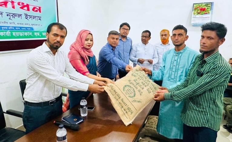 চরফ্যাশনে আউশ প্রণোদনায় ১৩ হাজার কৃষক পেলেন বীজ-সার