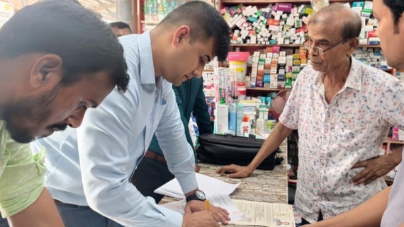 কলাপাড়ায় মেয়াদোত্তীর্ণ ওষুধ রাখায় চার ফার্মেসিকে ৫৫ হাজার টাকা জরিমানা