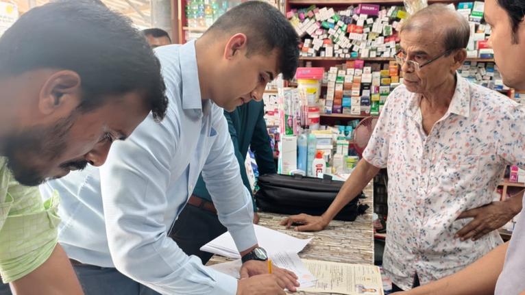 কলাপাড়ায় মেয়াদোত্তীর্ণ ওষুধ রাখায় চার ফার্মেসিকে ৫৫ হাজার টাকা জরিমানা