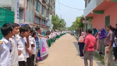 একই সড়কে বারবার দুর্ঘটনা: শিক্ষার্থী মৃত্যুর প্রতিবাদে মানববন্ধন