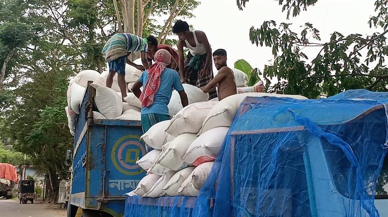 নেছারাবাদে সড়কে অবৈধ পার্কিং ও লোড-আনলোডে জনদুর্ভোগ, দুর্ঘটনার আশঙ্কা