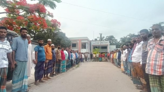 কলাপাড়ায় পুলিশের নামে চাঁদা আদায়ের অভিযোগে ইজিবাইক চালকদের মানববন্ধন ও বিক্ষোভ