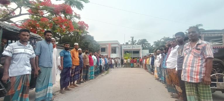 কলাপাড়ায় পুলিশের নামে চাঁদা আদায়ের অভিযোগে ইজিবাইক চালকদের মানববন্ধন ও বিক্ষোভ