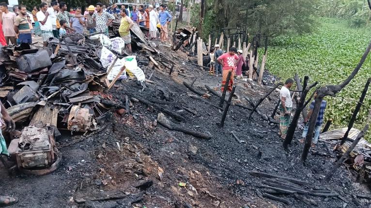 কলাপাড়ায় অগ্নিকাণ্ডে ছয় দোকান পুড়ে ছাই, দেড় কোটি টাকার ক্ষতি
