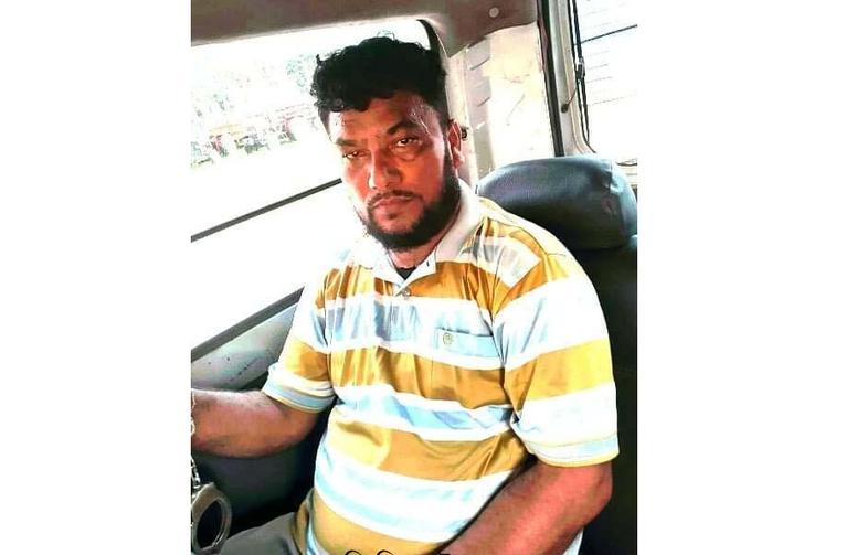 ইজিবাইক চুরির অভিযোগে ২০২২ সালে আটক হওয়ার পর ছবিটি তোলা হয়েছে।ছবি: সংগৃহীত