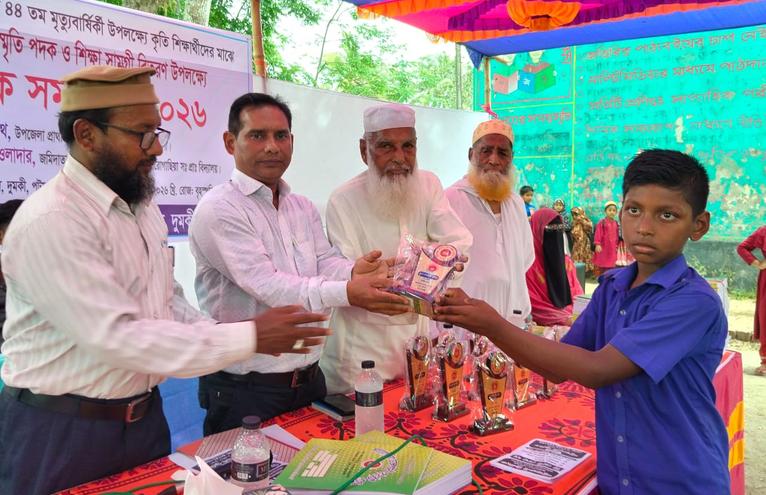 দুমকিতে কৃতি শিক্ষার্থীদের সিরাজ উদ্দিন আহমেদ স্মৃতি পদক প্রদান