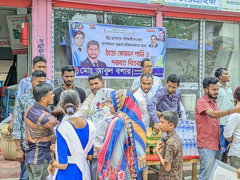 দশমিনায় তীব্র তাপদাহে অভিভাবক-শিক্ষার্থীদের মাঝে পানি ও সরবত বিতরণ