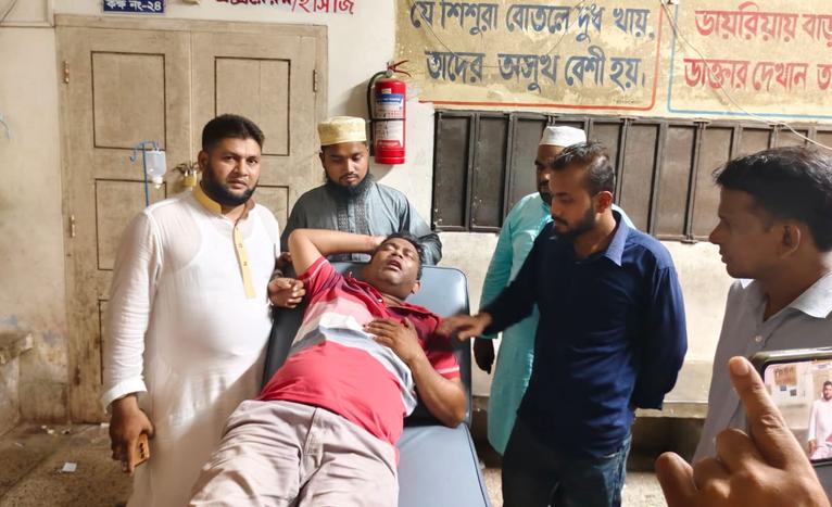 গৌরনদীতে সাংবাদিকের ওপর অতর্কিত হামলা, তীব্র ক্ষোভ ও গ্রেপ্তার দাবি