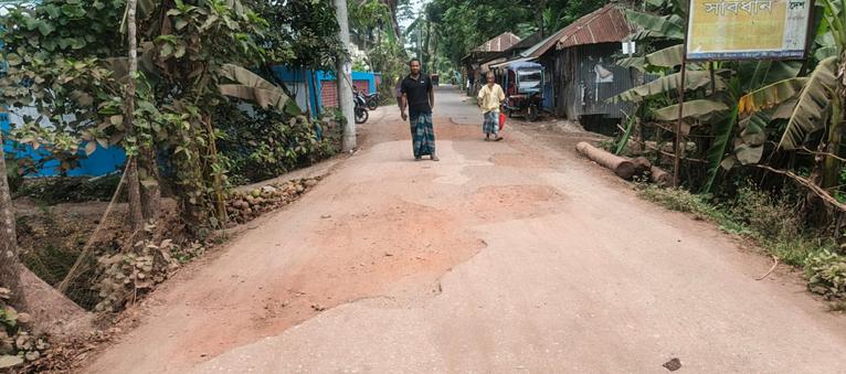 দুমকির থানা ব্রিজ-মৌকরণ সড়ক বেহাল, দ্রুত সংস্কারের দাবি