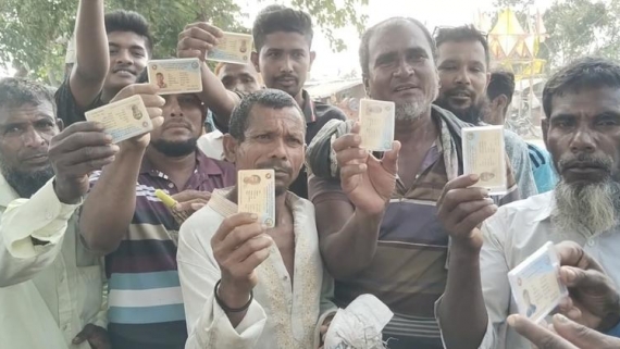 <small>অনিয়মে উত্তাল চন্দ্রদ্বীপ </small> বাউফলে জেলেপ্রতি ৫ কেজি চাল কম বিতরণের অভিযোগ