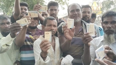 <small>অনিয়মে উত্তাল চন্দ্রদ্বীপ </small> বাউফলে জেলেপ্রতি ৫ কেজি চাল কম বিতরণের অভিযোগ