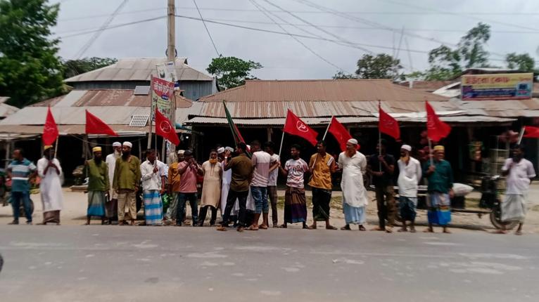 কলাপাড়ায় ধানের ন্যায্যমূল্যের দাবিতে কৃষকদের মানববন্ধন