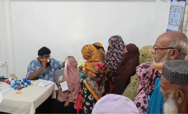 মোংলায় দুই শতাধিক চক্ষু রোগীকে বিনামূল্যে চিকিৎসা সেবা