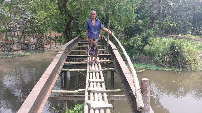 গৌরনদীতে ব্রিজ নির্মাণের নামে ৬০ হাজার টাকা হাতিয়ে নেওয়ার অভিযোগ