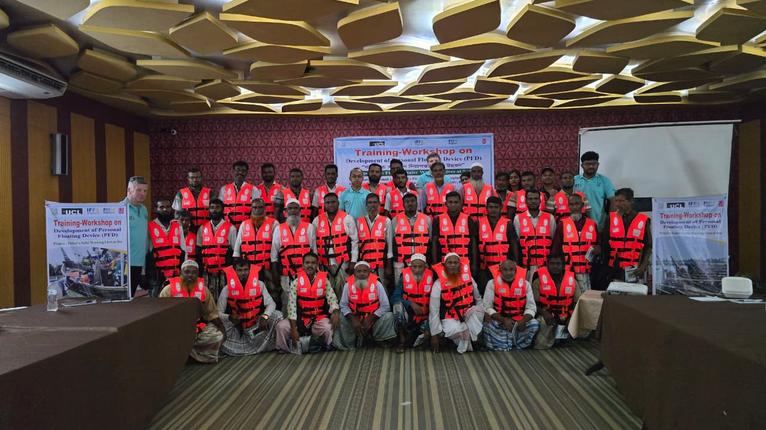 কুয়াকাটায় জেলেদের নিরাপত্তায় প্রশিক্ষণ, বিতরণ করা হলো জীবনরক্ষাকারী সরঞ্জাম