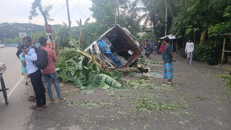 ঢাকা থেকে আসা বরগুনাগামী যাত্রীবাহী বাস নলছিটিতে দুর্ঘটনায়, আহত ২০