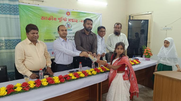 আগৈলঝাড়ায় জাতীয় পুষ্টি সপ্তাহের সমাপনীতে চিত্রাংকন বিজয়ীদের পুরস্কার বিতরণ