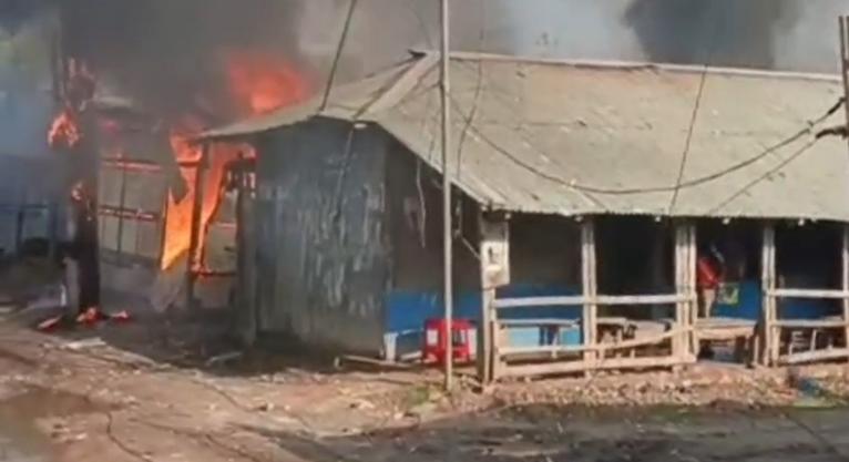 মোংলায় সরকার মার্কেটে ভয়াবহ আগুন, ৫ দোকান পুড়ে ছাই