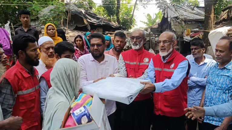 নাজিরপুরে বন্যায় ক্ষতিগ্রস্ত পরিবারের মাঝে সহায়তা প্রদান