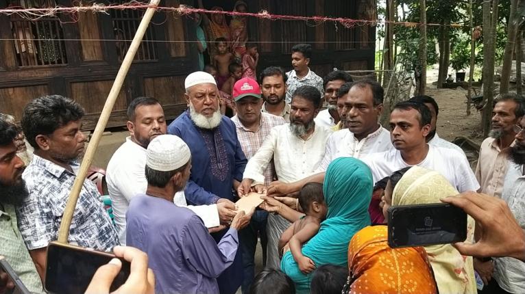 নেছারাবাদে চার কন্যাকে রেখে ট্রলারচালকের মৃত্যু; পরিবারের পাশে প্রতিমন্ত্রী