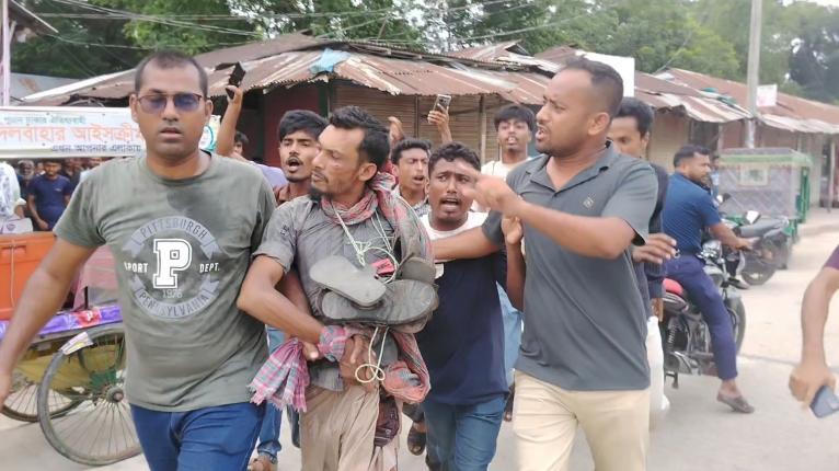 চরফ্যাশনে মাদক কারবারিকে জুতার মালা পরিয়ে থানায় সোপর্দ