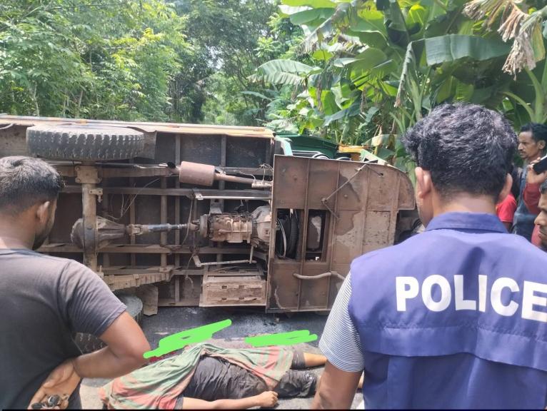 নলছিটিতে ট্রলি উল্টে মালিক নিহত, চালক গুরুতর আহত