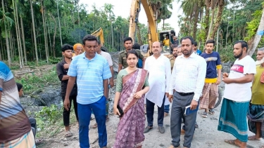 মঠবাড়িয়ায় খাল পুনঃখনন কাজ পরিদর্শনে ইউএনও আকলিমা আক্তার