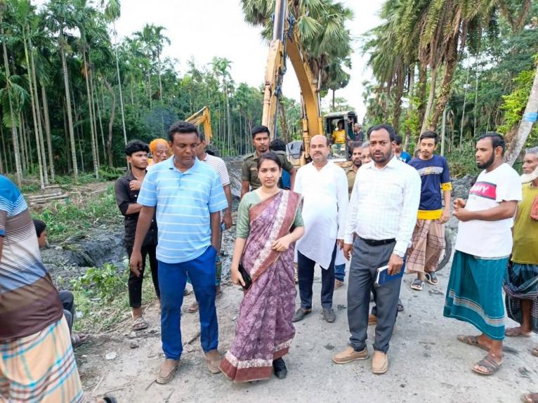 মঠবাড়িয়ায় খাল পুনঃখনন কাজ পরিদর্শনে ইউএনও আকলিমা আক্তার
