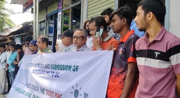 কলাপাড়ায় রুফটপ সোলার বাস্তবায়নের দাবিতে মানববন্ধন ও স্মারকলিপি প্রদান
