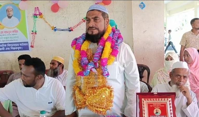 ঘোড়ার গাড়িতে ব্যতিক্রমী বিদায়, প্রাইমারী শিক্ষককে স্মরণীয় সংবর্ধনা