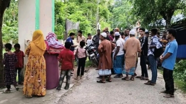 প্রধান শিক্ষকের সামনেই পঞ্চম শ্রেণির ছাত্রীকে জুতাপেটার অভিযোগ
