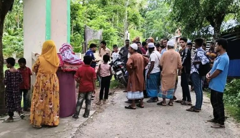 প্রধান শিক্ষকের সামনেই পঞ্চম শ্রেণির ছাত্রীকে জুতাপেটার অভিযোগ