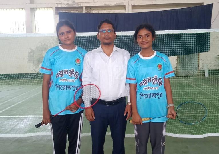 জাতীয় পর্যায়ে খেলবে নেছারাবাদের শিক্ষক কন্যা স্নিগ্ধা-মৌসি
