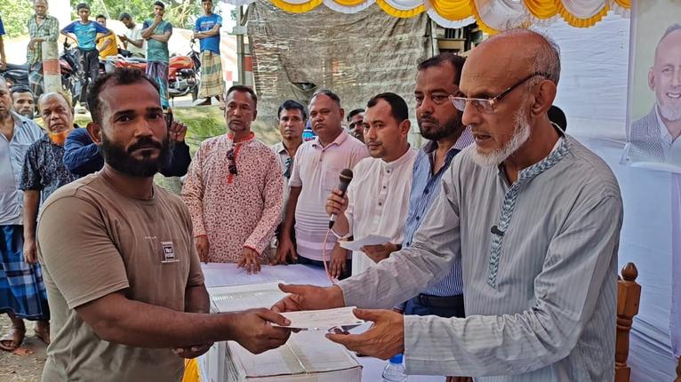 পিরোজপুরে অগ্নিকাণ্ডে ক্ষতিগ্রস্ত ব্যবসায়ীদের মাঝে অনুদানের চেক বিতরণ