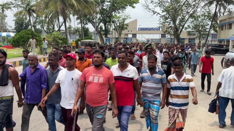 মোংলা বন্দরে সিঅ্যান্ডএফ শ্রমিকদের প্রতিবাদ বিক্ষোভ