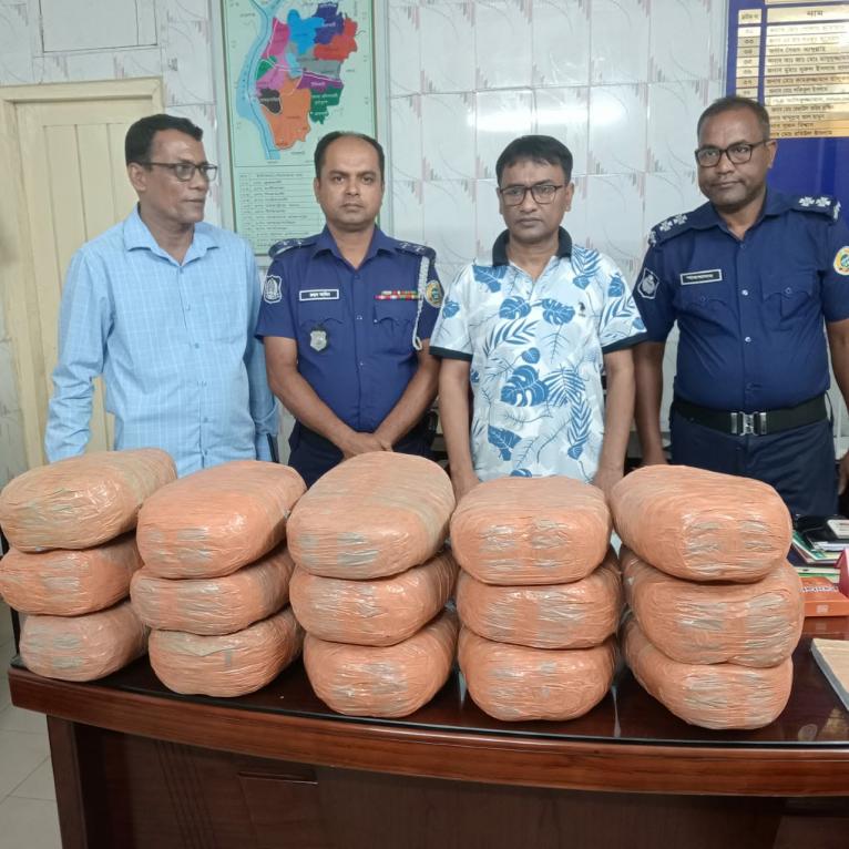 মঠবাড়িয়ায় ভাড়া ফ্ল্যাটে অভিযান: ৩০ কেজি গাঁজাসহ গ্রেফতার-১