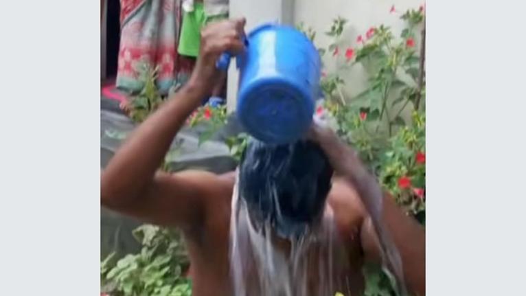 বাবুগঞ্জে দুই সন্তানের জনকের দুধ দিয়ে গোসল, ভিডিও ভাইরাল