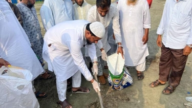 বাউফলে কোরবানির হাটের বর্জ্য অপসারণ কার্যক্রমে এমপি