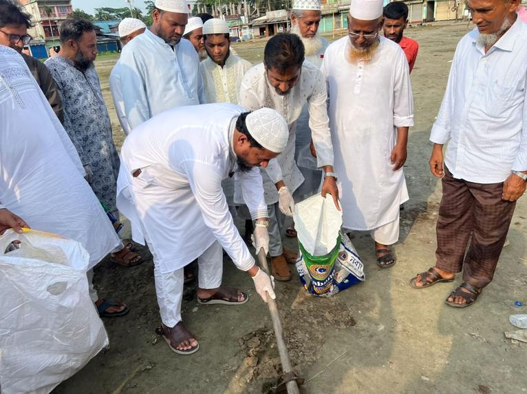 বাউফলে কোরবানির হাটের বর্জ্য অপসারণ কার্যক্রমে এমপি