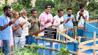 কলাপাড়ায় পত্রিকা বিক্রেতা সালামের কবর জিয়ারত, পরিবারের পাশে বিএনপি নেতা