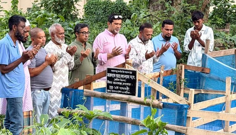 কলাপাড়ায় পত্রিকা বিক্রেতা সালামের কবর জিয়ারত, পরিবারের পাশে বিএনপি নেতা