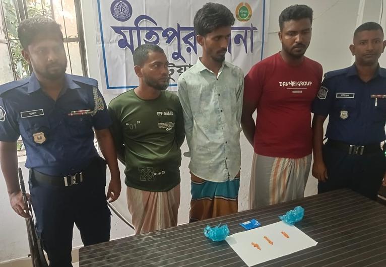 মহিপুরে ৬০ পিস ইয়াবাসহ তিন যুবক আটক