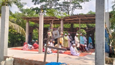 <small>দেড়শ বছরের পুরনো মসজিদ </small> কলাপাড়ায় ছাদহীন অবস্থায় খোলা আকাশের নিচে মুসুল্লিদের সালাত আদায়