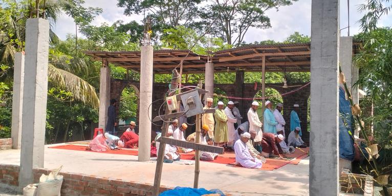 কলাপাড়ায় ছাদহীন অবস্থায় খোলা আকাশের নিচে মুসল্লিদের সালাত আদায়