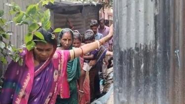 কলাপাড়ায় রাস্তা দখল করে ঘর, ১৮ বছর ধরে অবরুদ্ধ দুই পরিবার